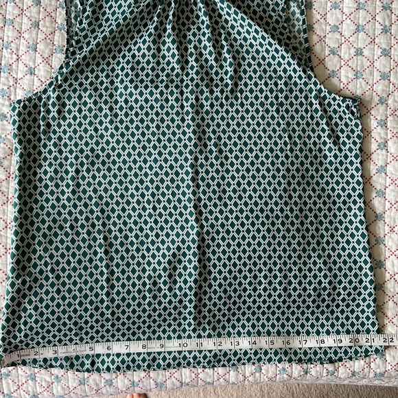 H&M Sleeveless Blouse Size 10 Green White Diamond Pattern Silky Tie Back Retro - Picture 4 of 7